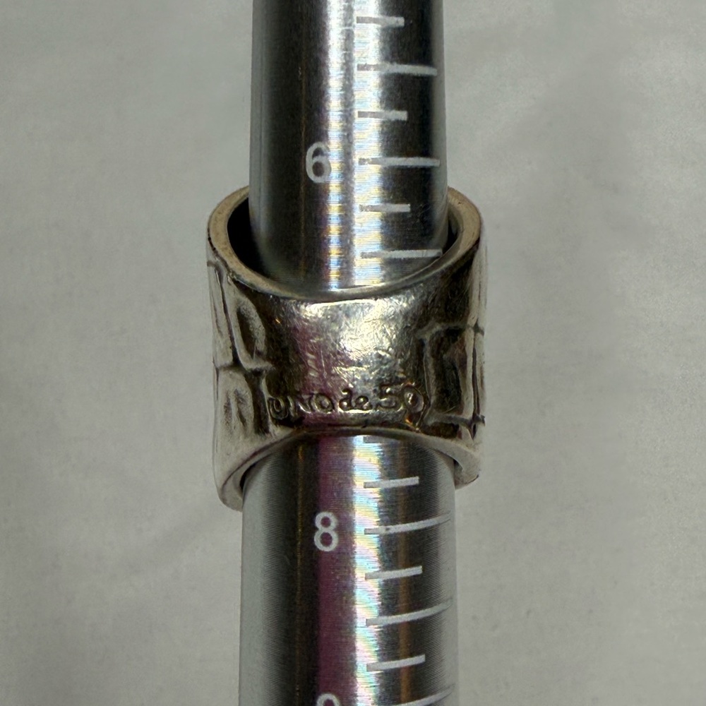 UNO de 50 Textured Wide Silver Embossed Ring - Picture 5 of 7